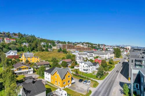 una vista aerea di una piccola città con case di Aurora Chase Base 1 a Tromsø