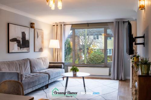 Χώρος καθιστικού στο Four Bedroom Spacious House By Dreamy Homes Short Lets And Serviced Accommodation with Free Parking Near Salisbury City Centre