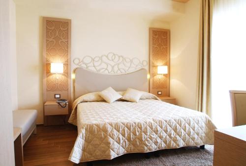 Ένα ή περισσότερα κρεβάτια σε δωμάτιο στο Hotel Duchessa Della Sila