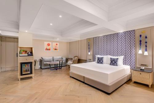 カンドリムにあるAntarim Resortのベッドルーム1室(ベッド1台付)、リビングルームが備わります。