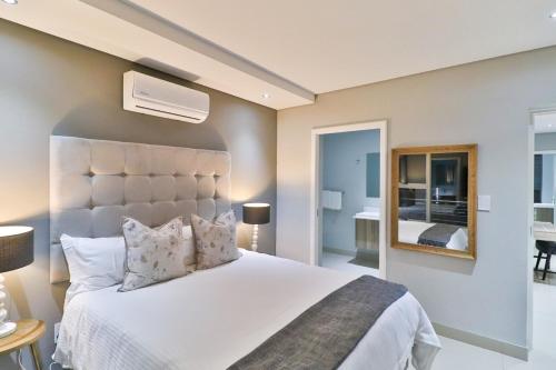 Lova arba lovos apgyvendinimo įstaigoje Deluxe Apartments at The Lombardy