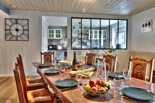 une table de salle à manger avec un bol de fruits dessus dans l'établissement LocaLise - M26 - Ty Vakansou - Maison avec jardin au Guilvinec - Tout à pied, plage, port, centre - Wifi inclus - Draps inclus - Animaux non admis, au Guilvinec
