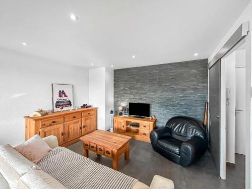 a living room with a couch and a chair at Escale Affaires Dugny-Bourget in Dugny