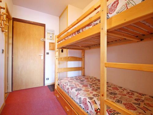 - une chambre avec 2 lits superposés et une porte dans l'établissement Studio fonctionnel près des pistes avec kitchenette et parking - FR-1-181-2548, à Aime La Plagne
