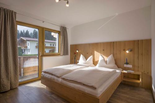 1 dormitorio con cama grande y ventana grande en Apart Andreas, en Ried im Zillertal