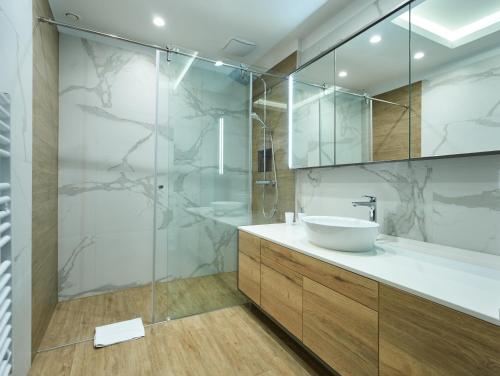 uma casa de banho com um lavatório e um chuveiro em Nook Zehn Apartments & Loft by Irundo em Viena