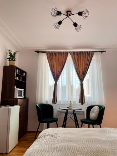 una camera con letto, tavolo e sedie di SeTra Studio Poiana Brașov a Poiana Brasov