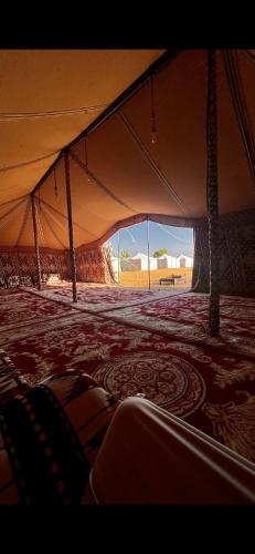 een grote tent met uitzicht op een veld bij Almansour farm in Al Ula