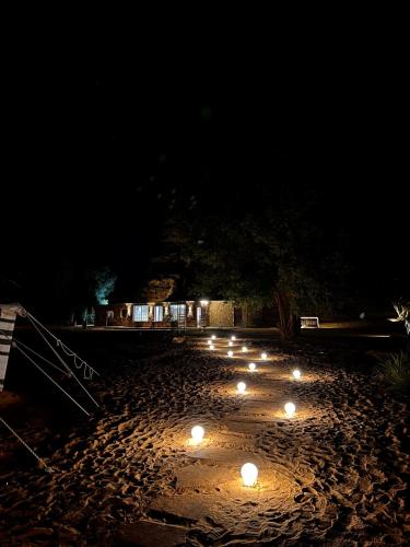 een groep lichten op het strand 's nachts bij Almansour farm in Al Ula