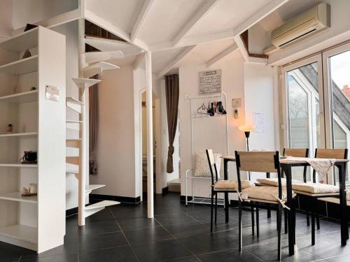 une salle à manger avec une table et des chaises dans l'établissement Le coin de Paradis, proche centre ville, à Mulhouse