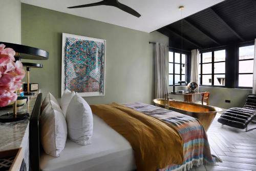 sypialnia z łóżkiem, kanapą i stołem w obiekcie Villa Augustine w mieście Tanger