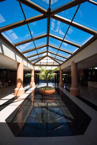 arium of a building with a plant in a pot at Vila Galé Resort Marés - All Inclusive in Guarajuba