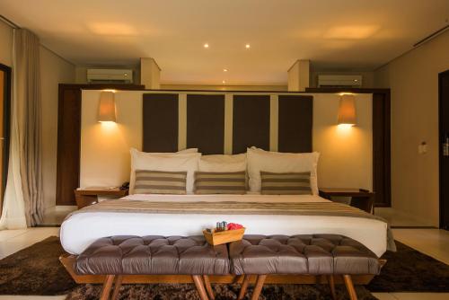 a large bedroom with a large bed with a couch at Vila Galé Resort Marés - All Inclusive in Guarajuba
