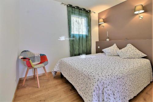 グレウー・レ・バンにあるLe Logis de Provenceのベッドルーム1室(ベッド1台、椅子、窓付)