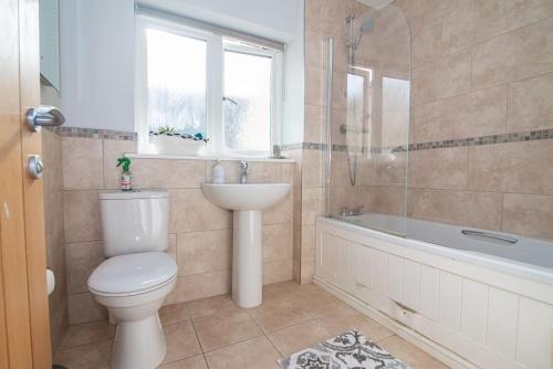 ラドローにあるElegant Ludlow Haven: 4Bed Ultimate Tranquilityのバスルーム(トイレ、洗面台、バスタブ付)