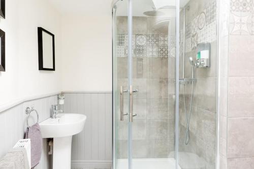 a bathroom with a shower and a sink at *COTSWOLDS CORNER COTTAGE* Nr Stow-on-the-Wold in Lower Swell