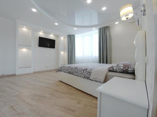 キーウにあるYulia apartment metro Osokorkiのベッドルーム1室(ベッド1台、壁掛けテレビ付)