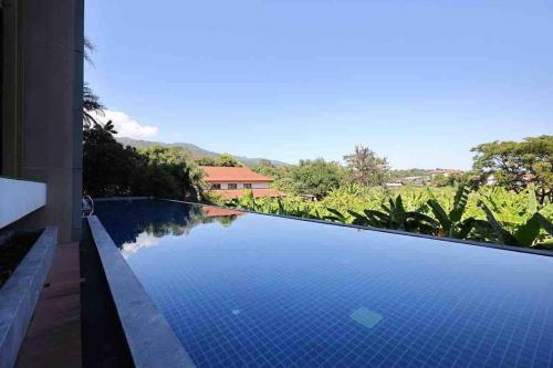 una piscina con vistas a una casa en Exclusive Living The Star Hill Condo Chiang Mai, en Chiang Mai