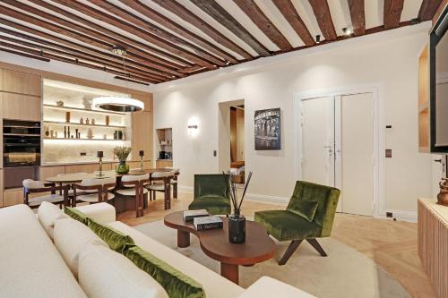 un salon avec un canapé et une table dans l'établissement TheLander - Serviced Apartment in Saint-Germain-des-Prés, à Paris
