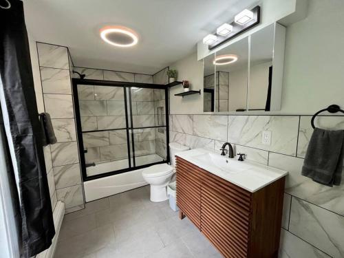 y baño con lavabo, aseo y espejo. en 5 Bed / 3 bath Apt Near Jiminy Peak Berkshires, en Stephentown