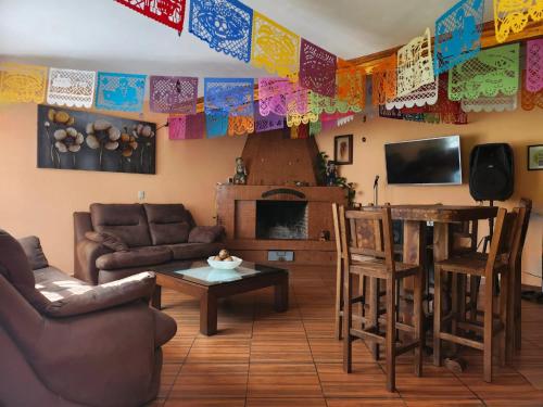 uma sala de estar com um sofá e uma mesa em Rancho San Miguel em Villa del Carbón