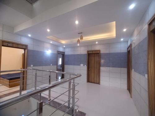um quarto vazio com uma escada e um espelho em Shree Skanthas inn em Palni