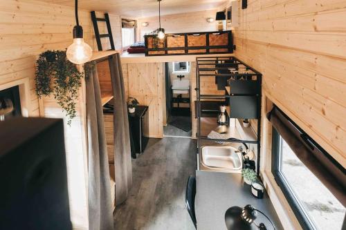 una vista aérea de una cocina en una casa pequeña en Idyllisches Tiny House III mit Sauna, en Löbau