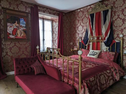 ein Schlafzimmer mit einem Himmelbett und einem Sofa in der Unterkunft Château de Saugé in Saivres
