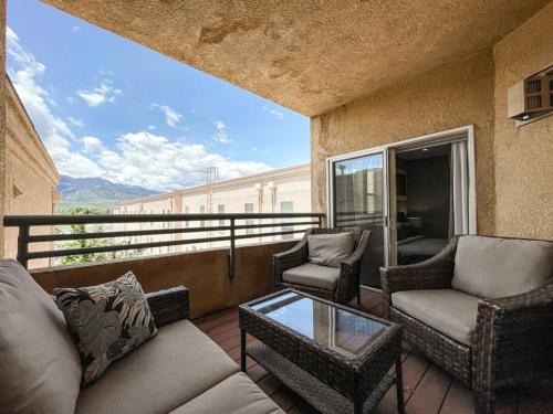 Downtown Penthouse / rooftop hot tub / MTN views, Colorado Springs ...