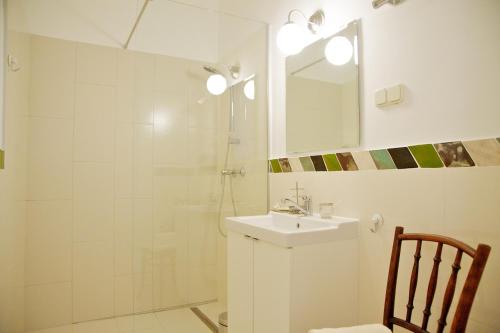 Kúpeľňa v ubytovaní Green Door Family Apartment
