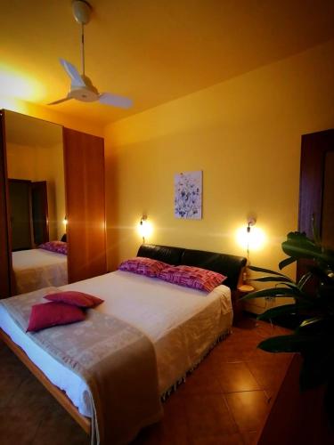 1 dormitorio con 2 camas y ventilador de techo en Appartamento LA VALLE Sala Monferrato, en Sala Monferrato
