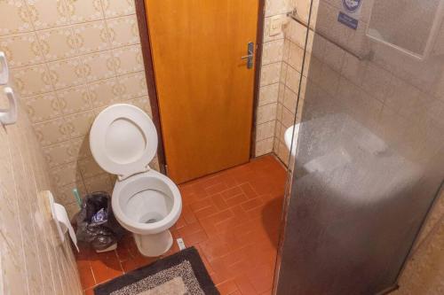 uma casa de banho com um WC e uma porta de duche em vidro. em Hermosa casa de 3 dormitorios em Encarnación