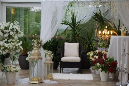 a room filled with lots of flowers and a chair at Jaunkrastmaļi in Kandava