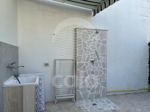 een badkamer met een douche en een wastafel bij Marks House - Spiaggia a 300m By Cala Salento in Porto Cesareo