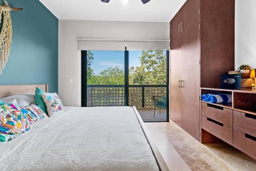 um quarto com uma cama grande e uma janela grande em Luxurious Penthouse with Jungle View & Private Pool em Tulum