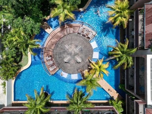 una vista aérea de una piscina con palmeras en Luxurious Penthouse with Jungle View & Private Pool en Tulum
