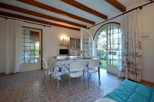 une salle à manger avec une table et des chaises et une fenêtre dans l'établissement Villa Salvador, à Lignano Sabbiadoro