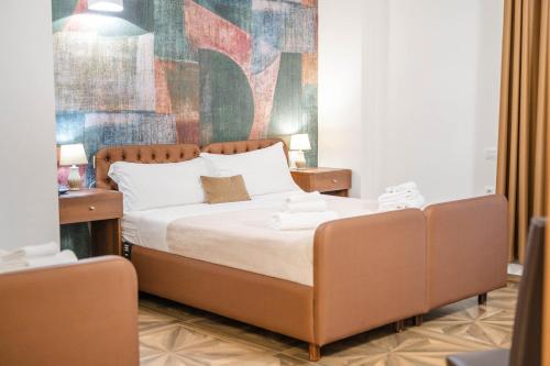- une chambre avec un grand lit et un canapé dans l'établissement Kairos Hotel, à Pianura