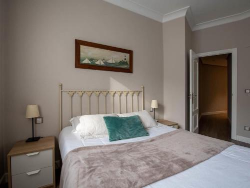 a bedroom with a bed and a picture on the wall at Bilbao San Mamés by Aston Rentals in Bilbao