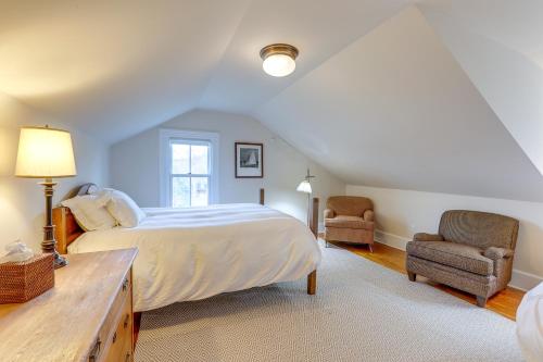 Säng eller sängar i ett rum på Grand Lakefront Home in Warren with Expansive Patio!