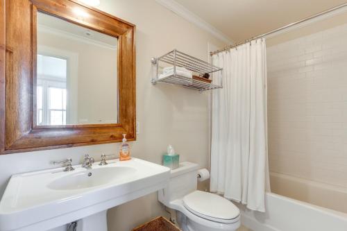 uma casa de banho com um lavatório, um WC e um espelho. em Grand Lakefront Home in Warren with Expansive Patio! em Warren