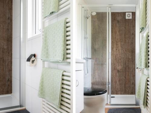 un bagno con wc e doccia di Lodge Eik Nunspeet Veluwe a Nunspeet