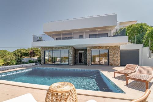 Piscina de la sau aproape de Villa Izabel Ocean View