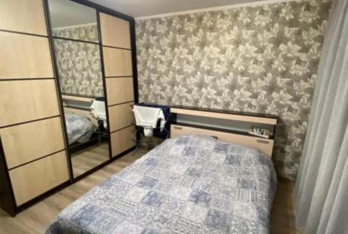 um quarto com uma cama e um espelho em VIP apart 572 em Tbilisi