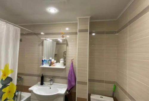 uma casa de banho com um lavatório e um espelho em VIP apart 572 em Tbilisi