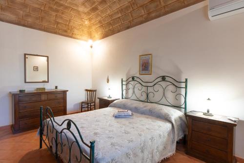 um quarto com uma cama grande e piso em madeira em Casa Cris em Castelluzzo