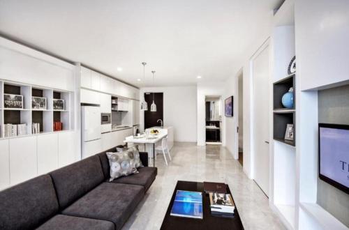 吉隆坡的住宿－The Platinum Suites KLCC，带沙发和电视的客厅