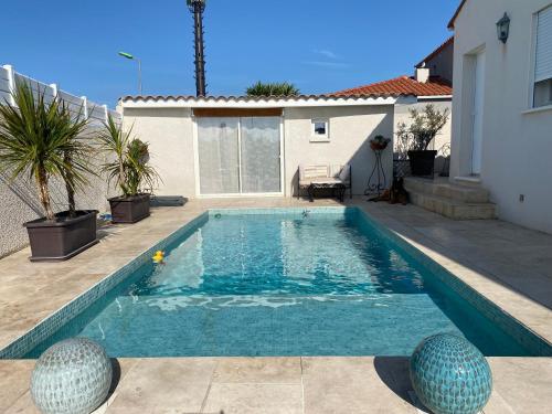 a swimming pool in the backyard of a house at Dépendance de charme in Pia