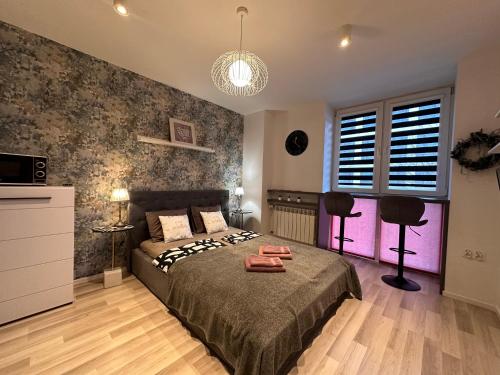 een slaapkamer met een bed en een roze muur bij Nice Stay Apartment Centrum in Warschau
