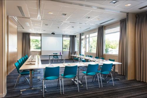 a conference room with a large table and chairs at Résidence Valdys Thalasso & Spa - les Pins in Saint-Jean-de-Monts